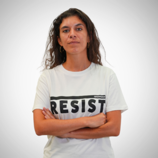 Camila indossa la t-shirt bianca con scritta Resits nera