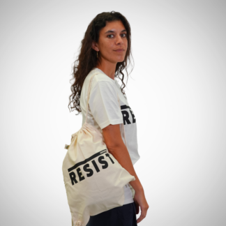 Camila indossa lo zainetto bianco con scritta nera Resist